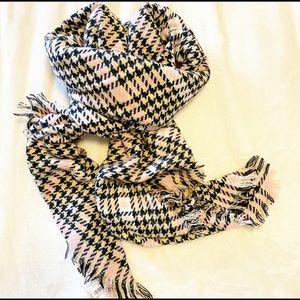 Houndstooth Scarf • Charlotte Russe